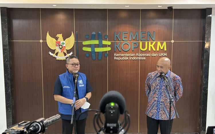 Menteri Koperasi dan UKM Teten Masduki (kanan) dan Menteri Perdagangan Zulkifli Hasan (kiri) saat konferensi pers di Kantor KemenKopUKM di Jakarta, Senin (27/3/2023). ANTARA/Kuntum Riswan