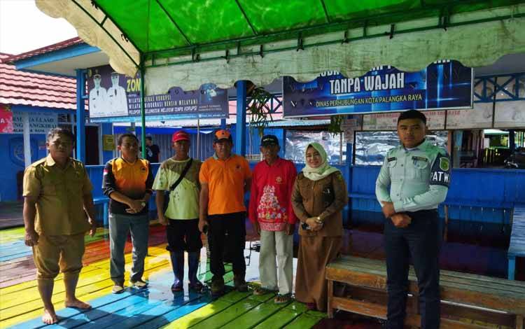PLT Sekretaris Disparbudpora Kota Palangka Raya Kuncoro Adi paling kiri saat melakukan kegiatan pemantauan debit air di Dermaga Kereng Bangkirai (FOTO : DISPARBUDPORA)