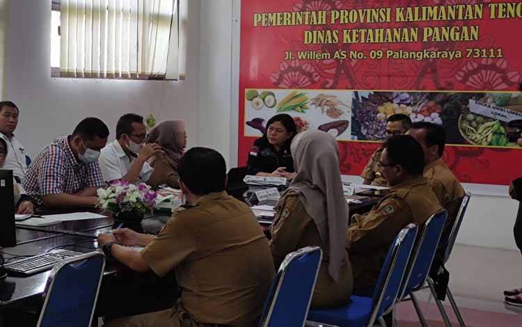 Direktur Perbenihan Hortikultura Direktorat Jenderal Hortikultura Kementan, Inti Pertiwi (baju hitam) saat rapat bersama Pemprov Kalteng serta leading sektor terkait di Aula Dinas Ketahanan Pangan Kalteng, Selasa 28 Maret 2023. (FOTO: HERMAWAN)