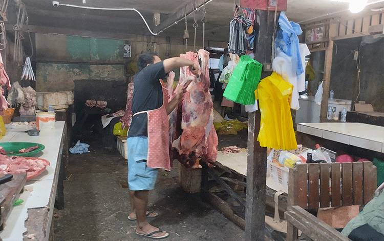Salah satu lapak yang menjual daging sapi di Pasar Besar Palangka Raya. (FOTO: TESTI PRISCILLA)
