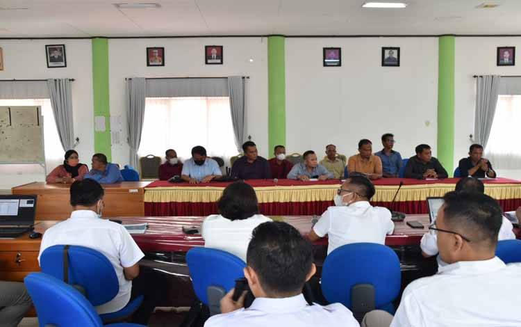 Rapat Verifikasi Kelayakan Wilayah Izin Usaha Pertambangan Batuan dan Wilayah Surat Izin Penambangan Batuan di Aula Dinas ESDM Provinsi Kalteng, Rabu, 29 Maret 2023. (FOTO: IST)