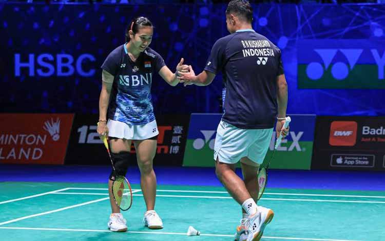 Ganda campuran Rehan Naufal Kusharjanto/Lisa Ayu Kusumawati dikalahkan pasangan asal China Zheng Si Wei/Huang Ya Qiong pada babak semifinal All England 2023 di Birmingham, Inggris, Sabtu. (ANTARA/HO-PP PBSI)