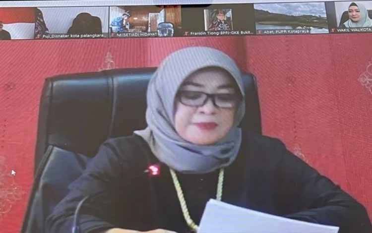 Anggota DPRD Palangka Raya, Susi Idawati mengikuti paripurna hasil reses secara virtual. (FOTO: HENDRI)