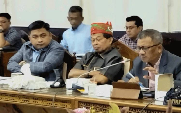 nggota DPRD Kalteng, Toga Hamonangan Nadeak (kiri) ketika mengikuti jalannya rapat dengar pendapat bersama dengan pihak dari Pemprov Kalteng dan Pemkab Bartim membahas terkait persoalan Desa Dambung yang masuk dalam wilayah Kalsel berdasarkan Permendagri nomor 40 tahun 2018. (FOTO: DPRD KALTENG)