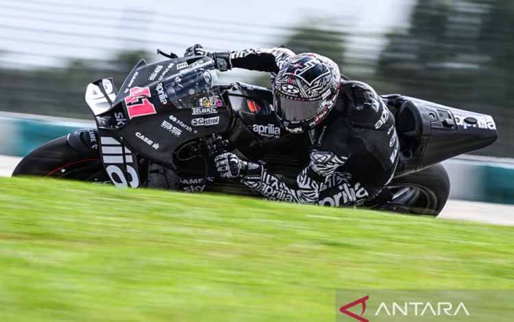 Pebalap Aprilia Racing asal Spanyol Aleix Espargaro saat tes pre-musim MotoGP di Sepang International Circuit, Sepang, pada 12 Februari 2023. (Photo by Mohd RASFAN / AFP) (AFP/MOHD RASFAN)