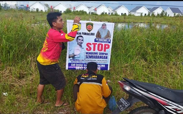 Tim Pandulima saat memasang spanduk dilarang membuang sampah sembarangan di Jalan Kecipir (FOTO : PATHUR)