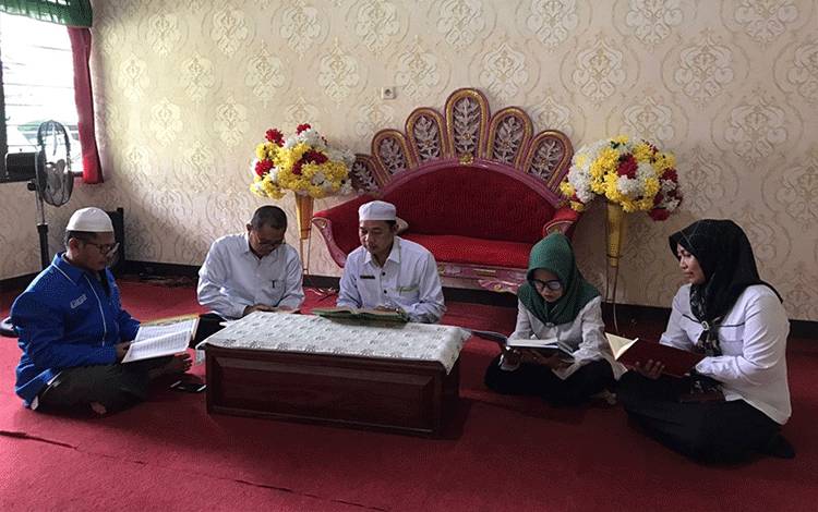 Kepala KUA Selat bersama para ASN saat lakukan tadarusan Al-Quran, Senin, 3 April 2023. (FOTO: IST)