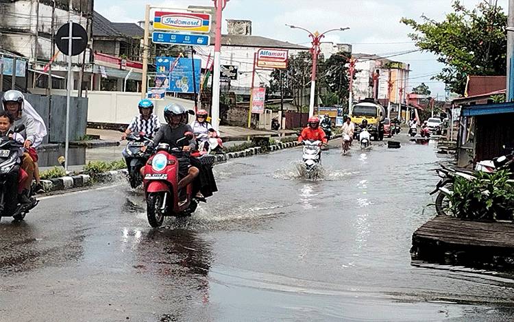 Banjir mulai?genangi ruas jalan Pelita Raya Buntok, Senin, 3 April 2023. (FOTO : URIUTU DJAPER)