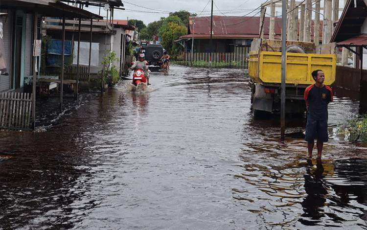 Beberapa halaman rumah warga mulai terendam di Jalan Mendawai (Anoi) (FOTO : BPBD)