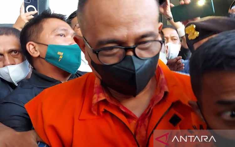 Tersangka dugaan gratifikasi Rafael Alun Trisambodo dibawa petugas menuju Rutan KPK di Gedung Merah Putih KPK, Jakarta Selatan, Senin (3/4/2023). ANTARA/Fianda Sjofjan Rassat.