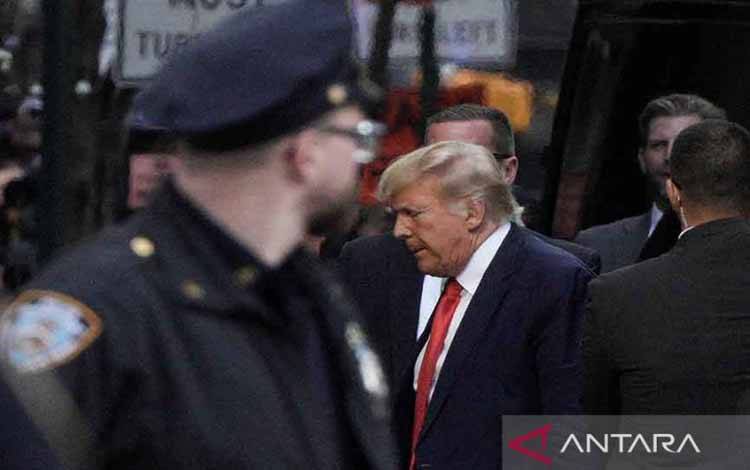 Mantan Presiden Amerika Serikat Donald Trump tiba di Trump Tower di New York, Amerika Serikat, Senin (3/4/2023). Trump akan menghadapi dakwaan atas keterlibatannya dalam skandal suap kepada Stormy Daniel. ANTARA FOTO/REUTERS/Jeenah Moon/rwa.