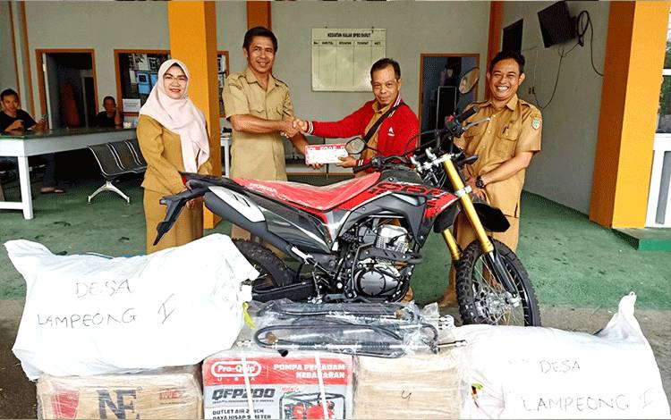Mewakili Kepala BPBD Barito Utara, Kepala Bidang Kabid Kedaruratan dan Logistik (Darlog) Rijali Hadi didampingi Kasi Penata Penanggulangan Bencana BPBD dan Kasubag Keuangan BPBD Barito Utara menyerahkan sarpras MPA kepada Kepala Desa Lampeong I, Selasa 4 April 2023.(foto: Dhani)