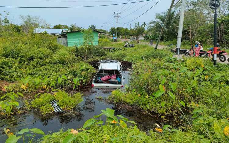 Mitsubishi Triton Nopol DA 8103 PA masuk parit Jalan G Obos ujung (FOTO : PATHUR)