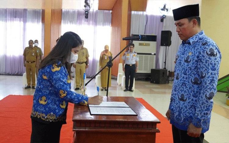 Salah satu ASN di lingkup Pemkab Lamandau menandatangani pakta integritas di hadapan Bupati Lamandau Hendra Lesmana. (FOTO : HENDI NURFALAH)