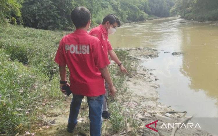 Polisi menyelidiki penyebab ribuan ikan mati di Sungai Cileungsi, Kabupaten Bogor, Jawa Barat. ANTARA/HO-Humas Polres Bogor