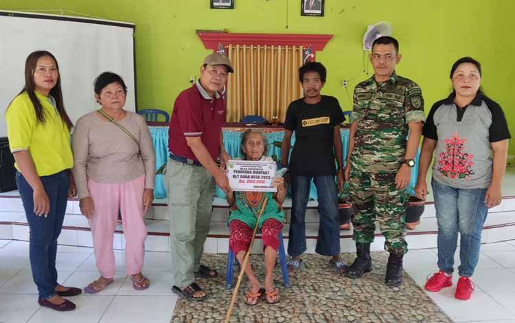 Penyaluran BLT-DD di Desa Haringen Kabupaten Barito Timur beberapa waktu lalu. (FOTO: IST)