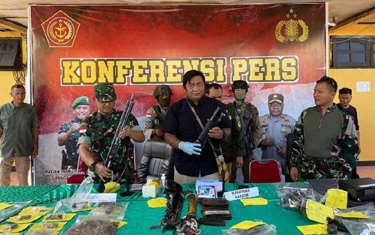 Senjata dan berbagai barang bukti yang diamankan dari markas KKB di Sagu Lima Kenyam, Kabupaten Nduga, Papua Pegunungan. (ANTARA/HO/Dok Damai Cartenz)