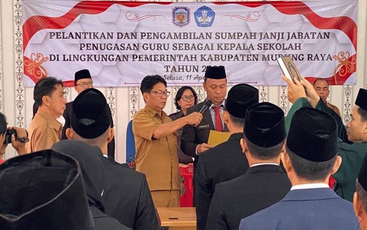 Kadis Pendidikan dan Kebudayaan Ferdinan Wijaya saat melantik 17 Kepala Sekolah Se Kabupaten Mura.