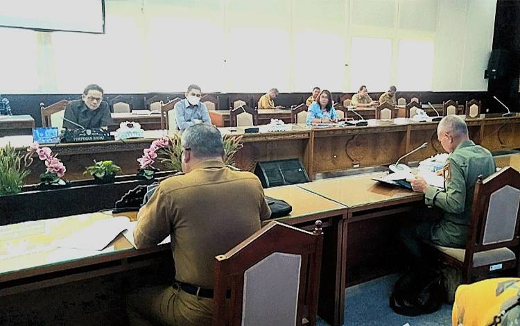 Rapat pembahasan Raperda Susunan Perangkat Daerah oleh DPRD Kalteng bersama dengan pihak terkait dari Pemprov Kalteng. Diketahui Raperda Susunan Perangkat Daerah tepah disepakati dalam rapat tersebut. (FOTO: DONNY D)