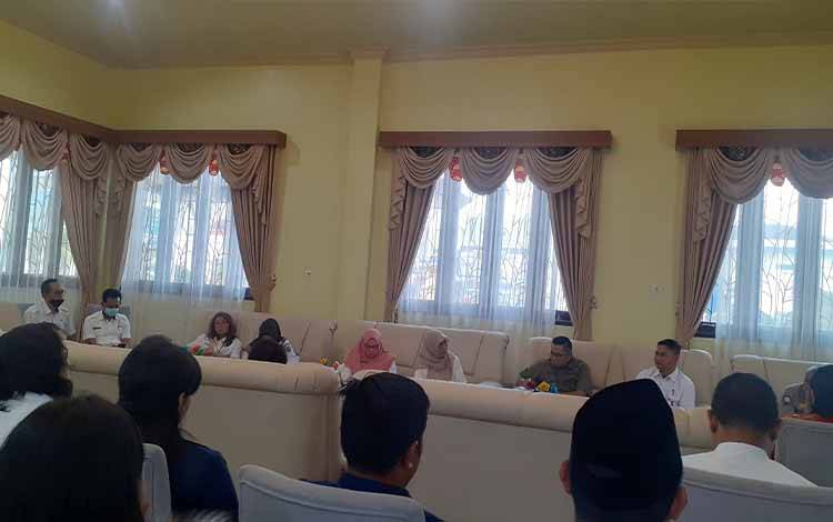 Asisten II Sekda Provinsi Kalteng, Kadis Perigdakop UKM Kobar, Kadis Koperasi UKM Provinsi Kalteng dan Perwakilan Kadis dari 5 kabupaten membicarakan acara Jambore Wilayah Barat Tahun 2023 di Rumah Jabatan Pj Bupati, Rabu, 12 April 2023.