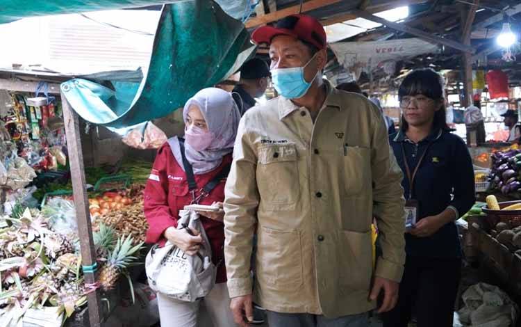 Pemantauan stok pasokan dan harga pangan di sejumlah pasar Kota Sampit, Kabupaten Kotawaringin Timur. (FOTO: IST)