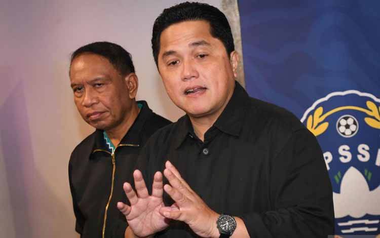 Ketua Umum PSSI Erick Thohir (kanan) didampingi Wakil Ketua Umum PSSI Zainudin Amali (kiri) memberikan keterangan kepada wartawan usai sarasehan bersama Asosiasi Provinsi (Asprov) PSSI se-Indonesia di Jakarta, Minggu (19/3/2023). Sarasehan tersebut membahas rencana bergulirnya kembali kompetisi Liga 2 dan Liga 3 setelah Liga 1 2022-2023 usai, kerja sama pengembangan sepak bola nasional bersama federasi negara lain yang lebih maju sepak bolanya, serta langkah-langkah lain dalam mencapai target pe