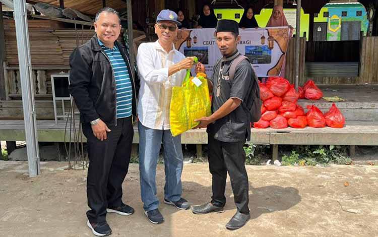 CEO PT CBUT Tbk, Balakhrisnan Naidu dan Manager HRD Christianda Ginting saat kegiatan pembagian sembako dalam momen Ramadan dan menjelang IdulFitri, Sabtu, 15 April 2023.