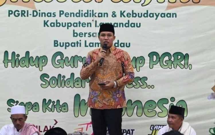 Bupati Hendra Lesmana saat menghadiri silaturahmi ramadan bersama PGRI Dinas Pendidikan dan Kebudayaan Kabupaten Lamandau di GPU Lantang Torang. (FOTO : HENDI NURFALAH)