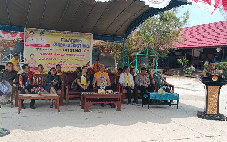 Plt Kepala Disdikpora Gunung Mas Aprianto saat memberikan sambutan di kegiatan pelatihan berhitung dengan metode gasing, Kamis, 13 April 2023. (FOTO: RISKA YULYANA)?