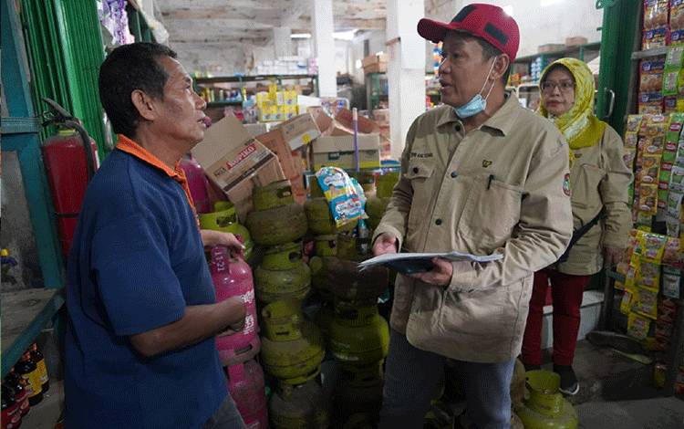 Staf Ahli Gubernur Kalteng Bidang Ekonomi, Keuangan, dan Pembangunan Yuas Elko melaksanakan sidak pasar lanjutan di Pasar Keramat Sampit Kabupaten Kotawaringin Timur. (FOTO: IST)