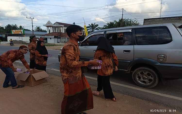 Karang Taruna Heppiii Community di Pangkalan Bun saat berbagi takjil dalam rangkaian kegiatan Ramadan Heppiii dan Ngabuburit Heppiii selama bulan puasa