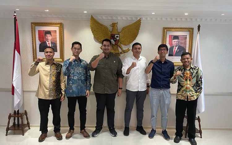 Menpora Dito Ariotedjo menerima rombongan Perhimpunan Pelajar Indonesia se-Dunia (PPI Dunia) yang dipimpin oleh Achyar Al-Rasyid dan Sekjen PPI Dunia Zafran Akhmadery Arif di Jakarta, Selasa (18/4/2023). (ANTARA/HO-Humas Menpora)