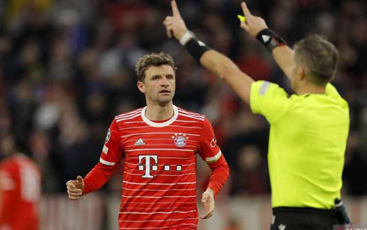 Reaksi pemain Bayern Muenchen Thomas Mueller (kiri) saat wasit akan mengecew VAR dalam pertandingan leg kedua babak 16 besar Liga Champions lawan Paris Saint-Germain pada 9 Maret 2023. ANTARA/AFP/ODD ANDERSEN