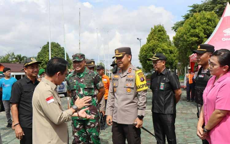 Bupati Sakariyas bersama unsur Forkopimda setempat meninjau pos pengamanan di tepi Jalan Trans Kalimantan tepatnya sekitar pintu gerbang masuk kantor bupati, Kamis 20 April 2023