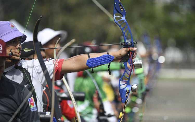 Sejumlah atlet panahan membidik sasaran saat eksibisi nomor Barebow dalam Seleksi Nasional (Seleknas) Pengurus Besar Persatuan Panahan Indonesia (PB Perpani) di Lapangan Panahan, Gelora Bung Karno, Senayan, Jakarta, Rabu (8/3/2023). ANTARA FOTO/M Risyal Hidayat/nym. (ANTARA FOTO/M RISYAL HIDAYAT)