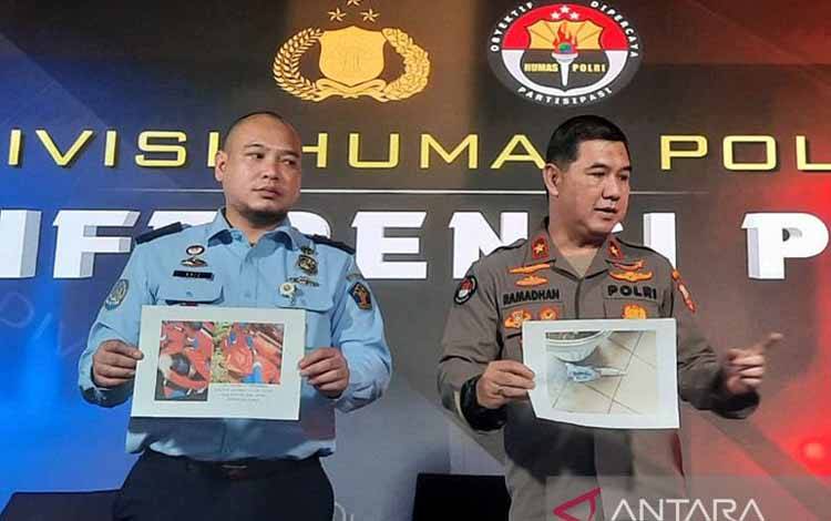 Dokumentasi - Kepala Kantor Imigrasi Kelas I TPI Jakarta Utara, Qriz Pratama (kiri) bersama Kepala Biro Penerangan Masyarakat (Karopenmas) Divisi Humas Polri Brigjen Pol. Ahmad Ramadhan, memperlihatkan dokumentasi aksi penyerangan, penangkapan empat WNA Uzbekistan yang menyerang petugas Kantor Imigrasi Kelas I TPI Jakarta Utara, di Mabes Polri, Jakarta, Selasa (11/4/2023). ANTARA/Laily Rahmawaty/am.