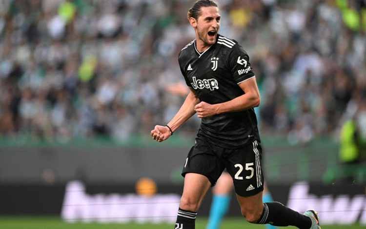 Selerbasi gelandang Juventus Adrien Rabiot setelah mencetak gol untuk timnya dalam laga leg kedua perempat final Liga Europa di Stadion Jose Alvaladein pada 21 April 2023. ANTARA/AFP/PATRICIA DE MELO MOREIRA
