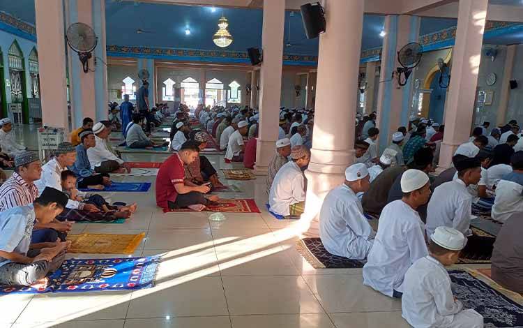 Suasana salat Idulfitri di Masjid Agung Ar-Rahman Tamiang Layang Kabupaten Barito Timur, Sabtu, 22 April 2023. (FOTO: BOLE MALO)