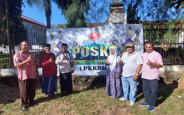 Pendeta Stef Lerebulan bergambar bersama usai terlibat dalam mengamankan shalat Idul Fitri 1444 Hijriah di halaman Kantor Wali Kota Sorong, Provinsi Papua Barat Daya, Sabtu (22/4/2023). (FOTO ANTARA/Yuvensius Lasa Banafanu)