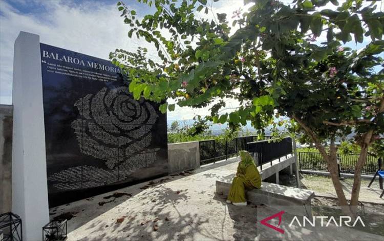 Salah satu pengunjung duduk di depan Balaroa Memorial Wall di kawasan Hunian Tetap (Huntap) Kelurahan Balaroa pada perayaan Idul Fitri 1444 Hijriah juga dikunjungi warga, Sabtu 22/04. (ANTARA/Rangga Musabar)