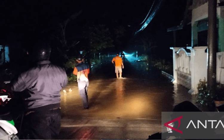 Rumah warga Kota Baturaja, Kabupaten OKU terendam banjir, Sabtu (22/4/2023) malam. (ANTARA/Edo Purmana)
