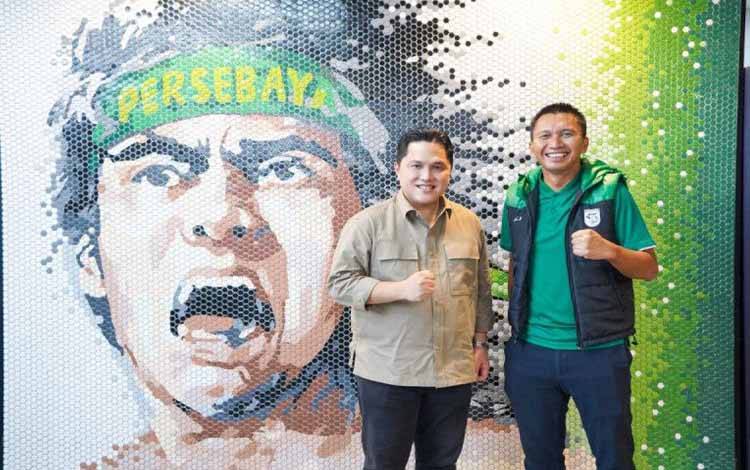 Ketua Umum PSSI Erick Thohir (kiri) bersama Direktur Utama Persebaya Azrul Ananda (kanan) di Surabaya. (ANTARA/HO-Ofisial Persebaya)