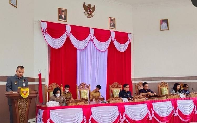 Bupati Gunung Mas Jaya S Monong saat paparkan capaian kinerja pemerintah daerah tahun 2022. (FOTO: IST)?