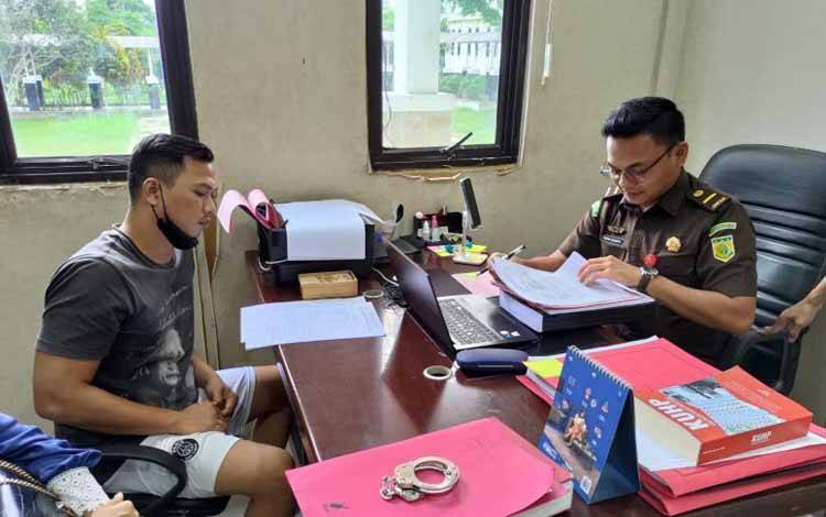 Oknum polisi Bripka Wido saat pelimpahan kasus tahap II di Kejari Kampar beberapa waktu. (ANTARA/Ho-Kejari Kampar)