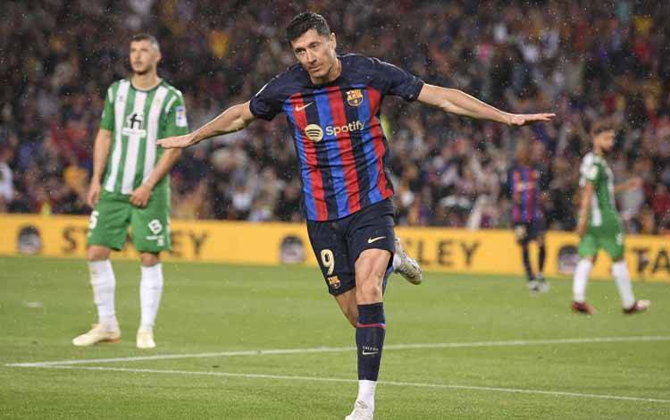 Selebrasi Robert Lewandowski setelah mencetak gol kedua Barcelona dalam pertandingan Liga Spanyol lawan Real Betis di Camp Nou pada 30 April 2023. ANTARA/AFP/JOSEP LAGO