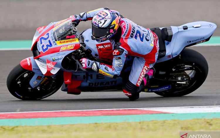 Arsip - Pembalap Gresini Racing MotoGP Enea Bastianini memacu kecepatan sepeda motornya pada hari pertama tes pramusim MotoGP 2022 di Pertamina Mandalika International Street Circuit, Lombok Tengah, NTB, Jumat (11/2/2022). ANTARA FOTO/Andika Wahyu/YU