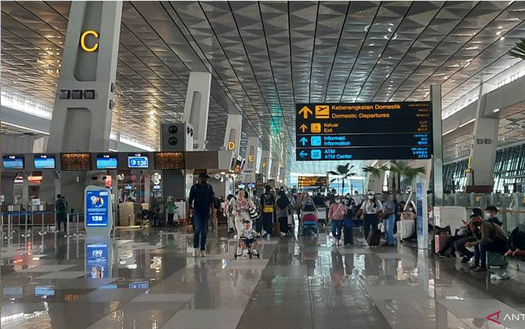 Sejumlah calon penumpang saat beraktivitas di Terminal 3 Bandara Soetta pada masa arus balik Lebaran 2023. ANTARA/Azmi Samsul Maarif.