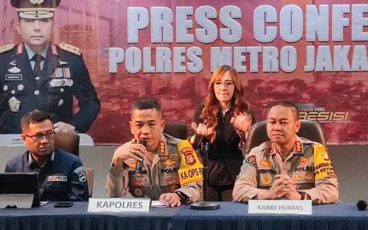Kapolres Metro Jakarta Timur Kombes Leonardus Harapantua Simarmata bersama Kabid Humas Polda Metro Jaya Kombes Pol Trunoyudo Wisnu Andiko saat jumpa pers di Mapolres Metro Jaktim, Jatinegara, Jakarta Timur, Senin (1/5/2023). ANTARA/Syaiful Hakim