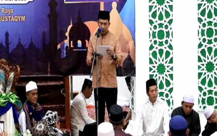 halal bi halal Pemkab bersama unsur FKPD, kepala perangkat daerah lingkup Pemkab Barito Utara serta seluruh elemen masyarakat di Masjid Raya Shiratal Mustaqim, Senin 1 Mei 2023 malam.(foto: Dhani)