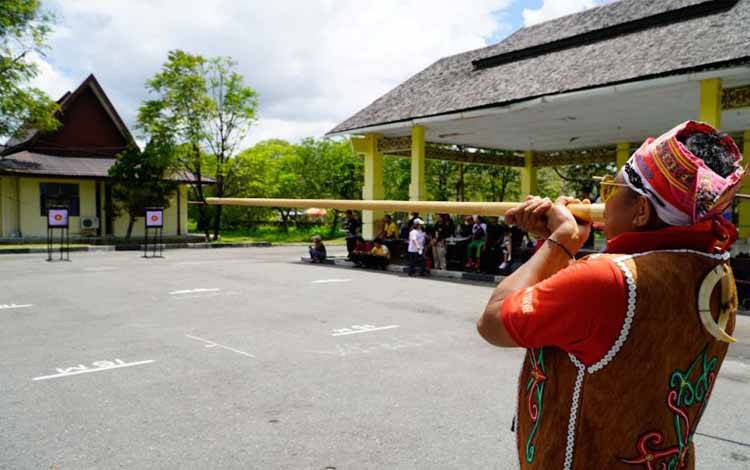 Seorang peserta lomba manyipet pada Festival Palangka Raya, Selasa (2/5/2023). (ANTARA/HO-Media center Palangka Raya)